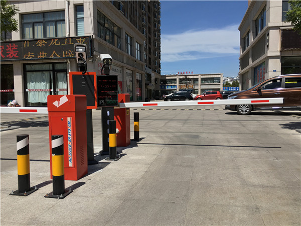 車牌識別及收費(fèi)系統(tǒng)一體機(jī),車牌識別系統(tǒng)
